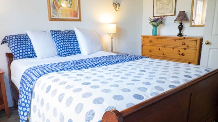 ห้องนอนควีนชั้น 1 ชั้นบน - บัตเตอร์ฟลายคอทเทจ - ไนแองการ่าออนเดอะเลค