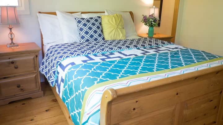 ห้องนอนควีนไซส์ชั้น 2 ชั้นบน - บัตเตอร์ฟลายคอทเทจ - ไนแองการ่าออนเดอะเลค