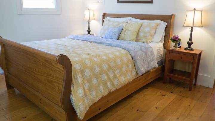 ห้องนอนควีนไซส์ชั้นหลัก - บัตเตอร์ฟลายคอทเทจ - ไนแองการ่าออนเดอะเลค