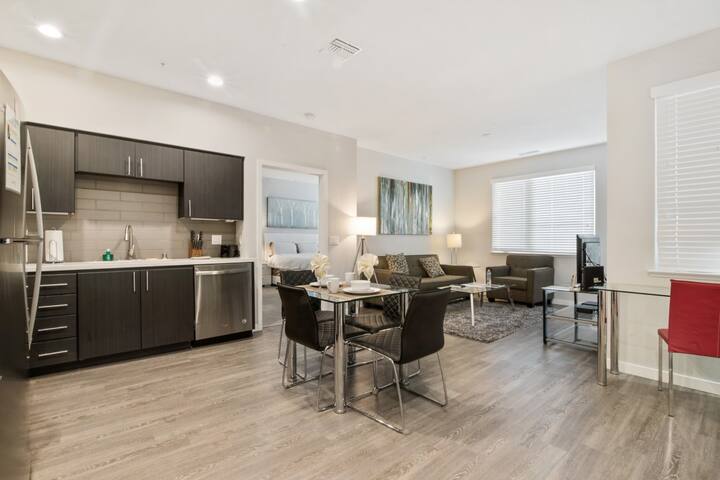 High End 2-BR Menlo Park + Outdoor Lounge gallery image 3