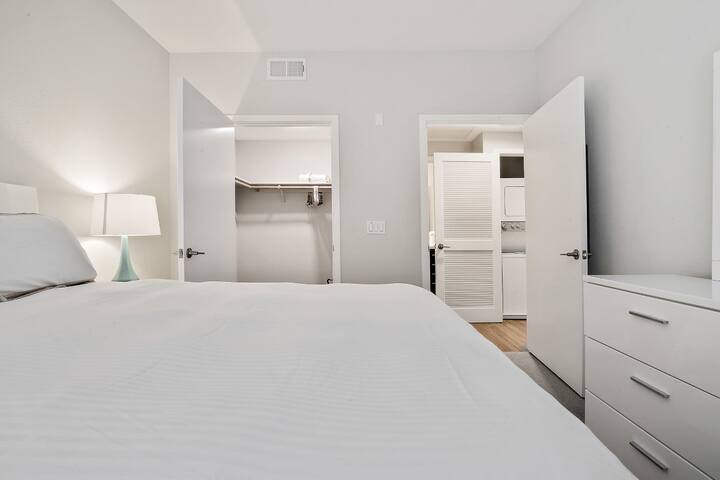 High End 2-BR Menlo Park + Outdoor Lounge gallery image 4