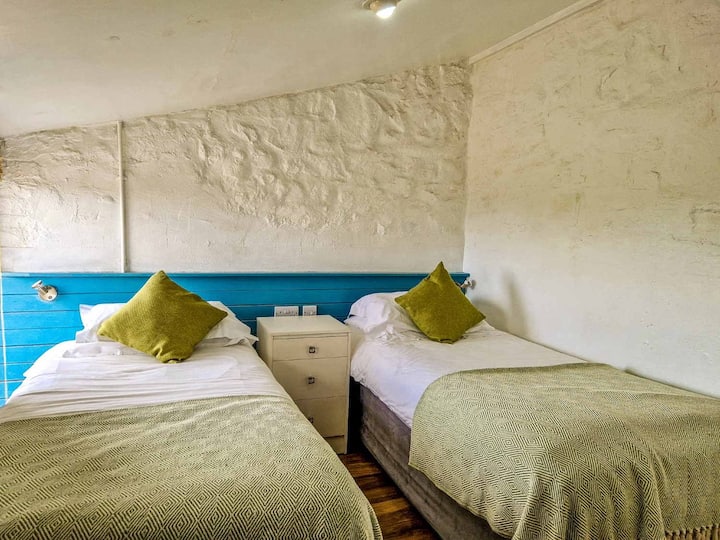 Horseshoe Cottage Twin Bedroom