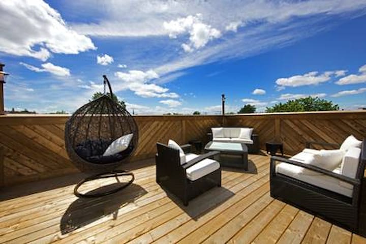 Luxurious Penthouse with 6 Bedrooms & Rooftop Hot