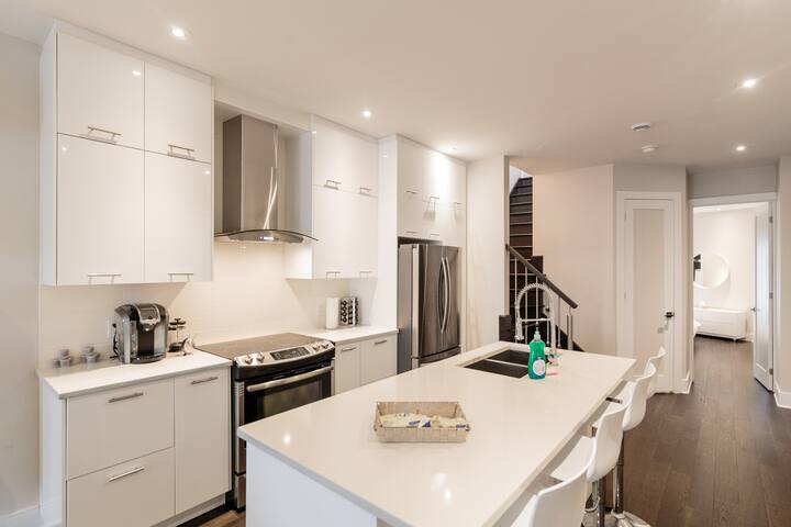 Luxurious Penthouse with 6 Bedrooms & Rooftop Hot gallery image 3