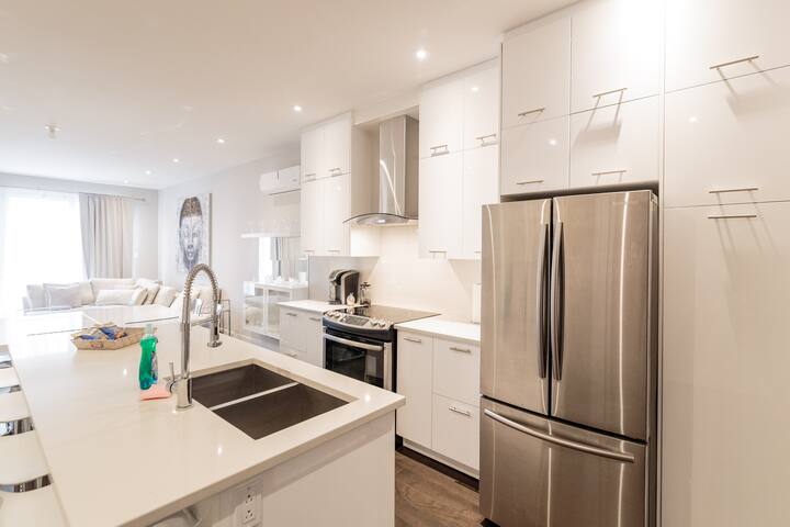 Luxurious Penthouse with 6 Bedrooms & Rooftop Hot gallery image 4