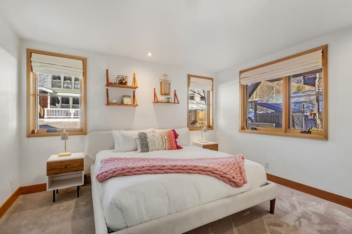 入口层的粉色客房配有一张特大号床、套房卫生间和舒适温馨的氛围，非常适合放松身心。