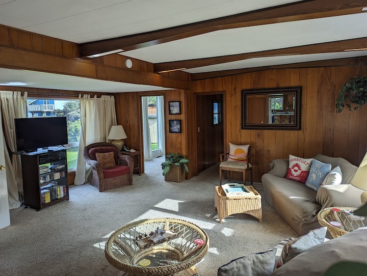 Vintage Beach View Home W/sun Porch & Dog Friendly - Florence, OR
