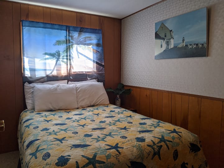 cama doble en habitación pequeña