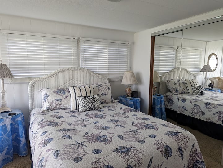 dormitorio con cama queen