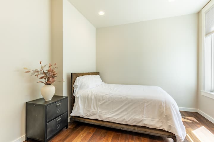 Dhoma e gjumit 2 ka një krevat të plotë dhe një gjysmë banjë ngjitur.