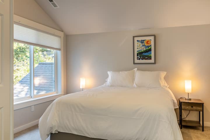 Dhoma e gjumit 4 ka një krevat dopio "queen".