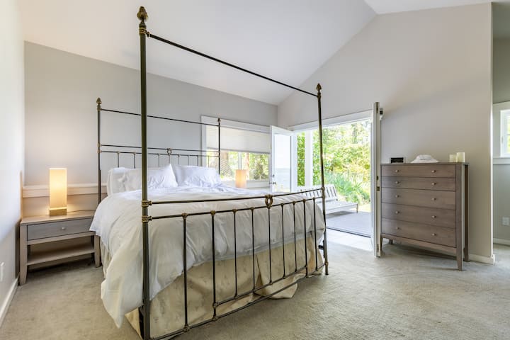 Dhoma kryesore e gjumit ka një krevat dopio "king", televizor, banjë ngjitur dhe hyrje në ambientet e jashtme.