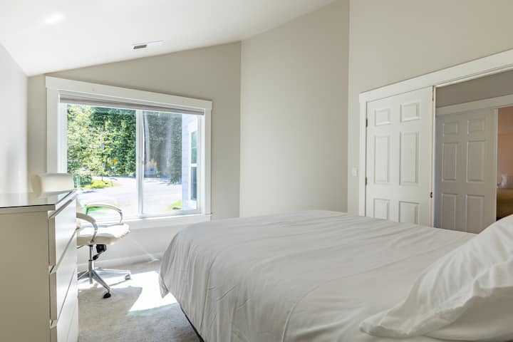 Dhoma e gjumit 3 ka një krevat dopio "queen".