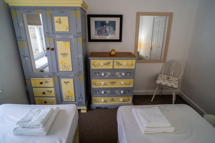 2. spavaća soba Bumblebee s 2 kreveta za jednu osobu