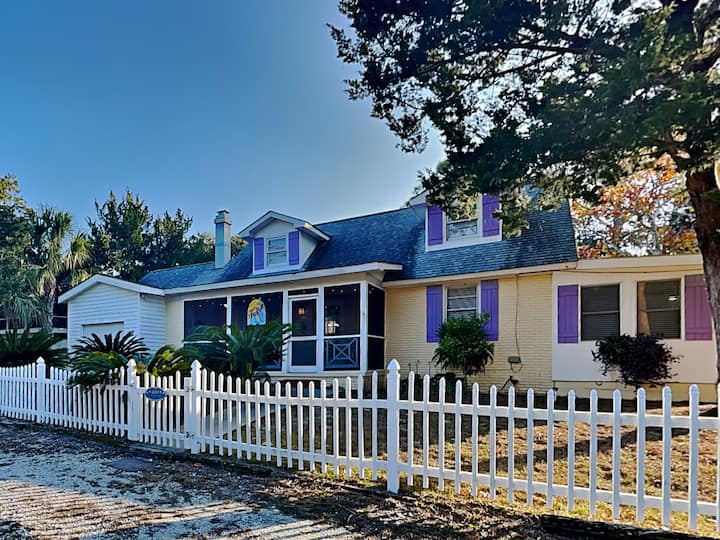 Under The Tybee Sun | Pet Friendly, Private Pool - Tybee Island, GA