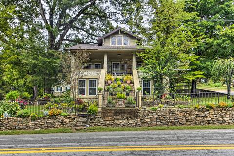 Historic 'Hardy House' on Main Street w/ Fire Pit!