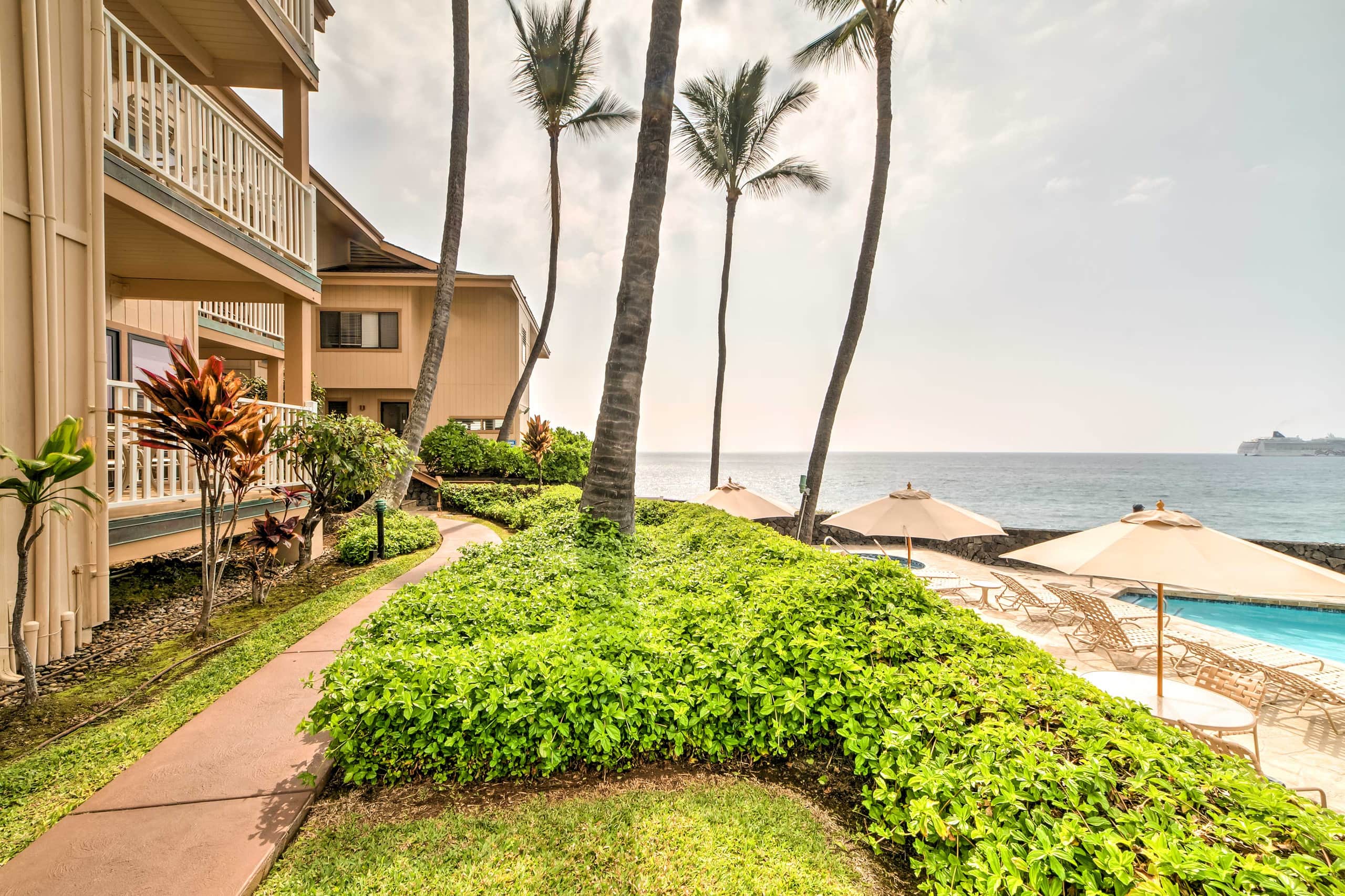 Townhouse in Kailua-Kona · ★4.37 · 2 bedrooms · 3 beds · 1.5 shared baths - Image 1