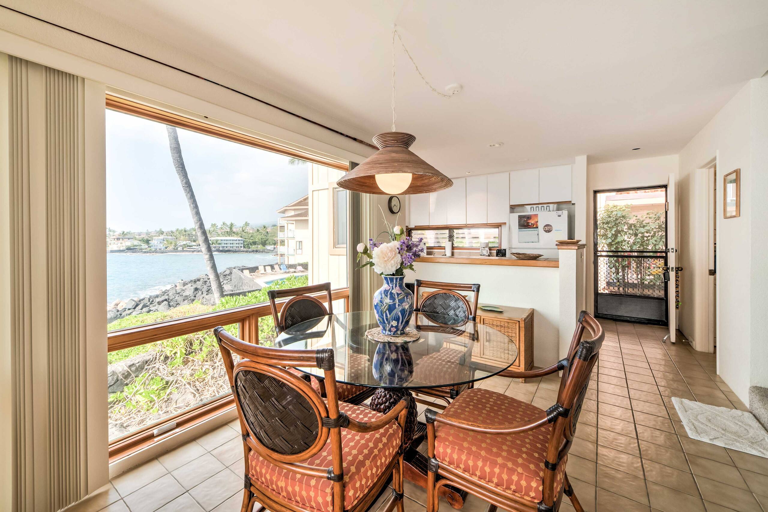 Townhouse in Kailua-Kona · ★4.37 · 2 bedrooms · 3 beds · 1.5 shared baths - Image 6