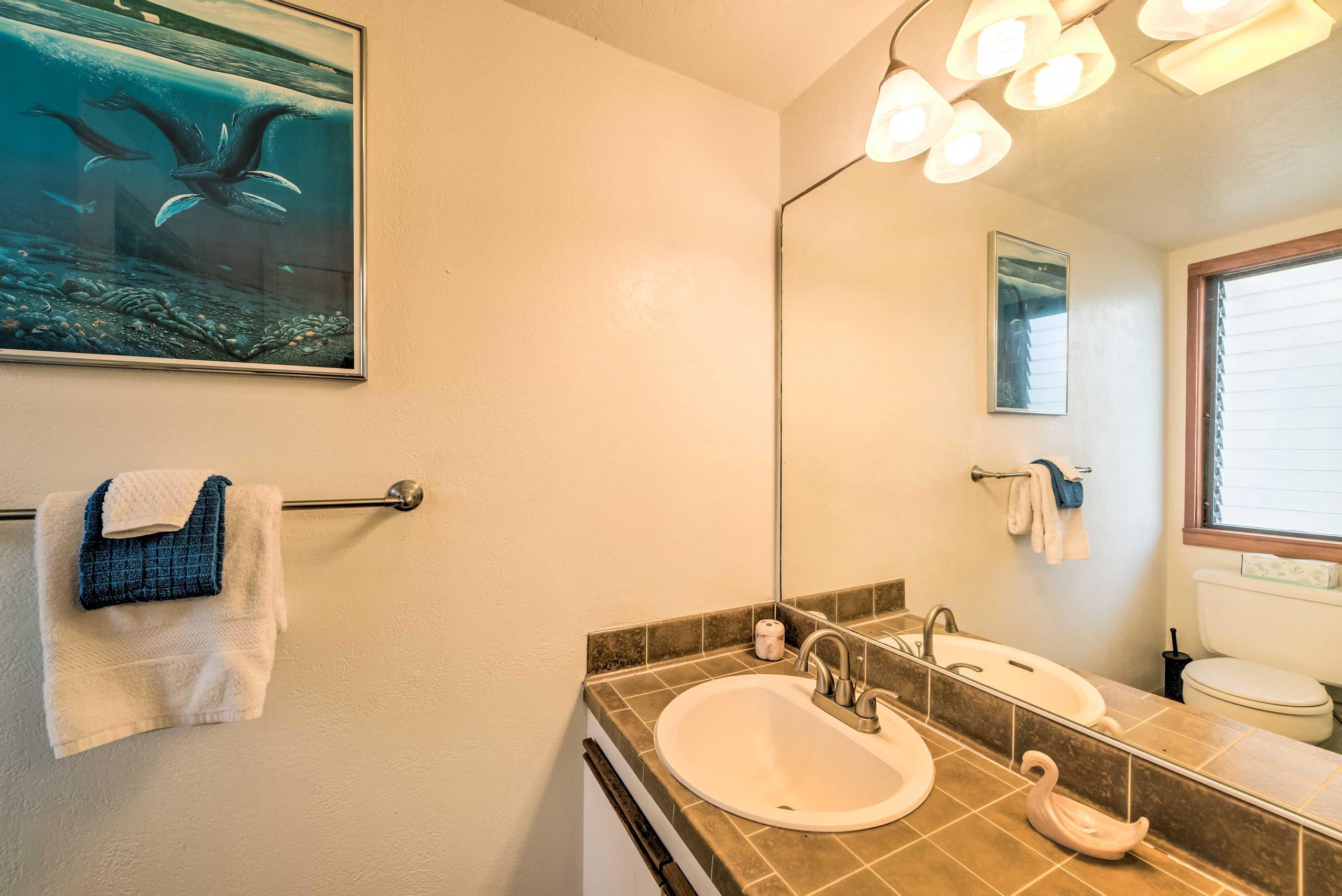 Townhouse in Kailua-Kona · ★4.37 · 2 bedrooms · 3 beds · 1.5 shared baths - Image 14