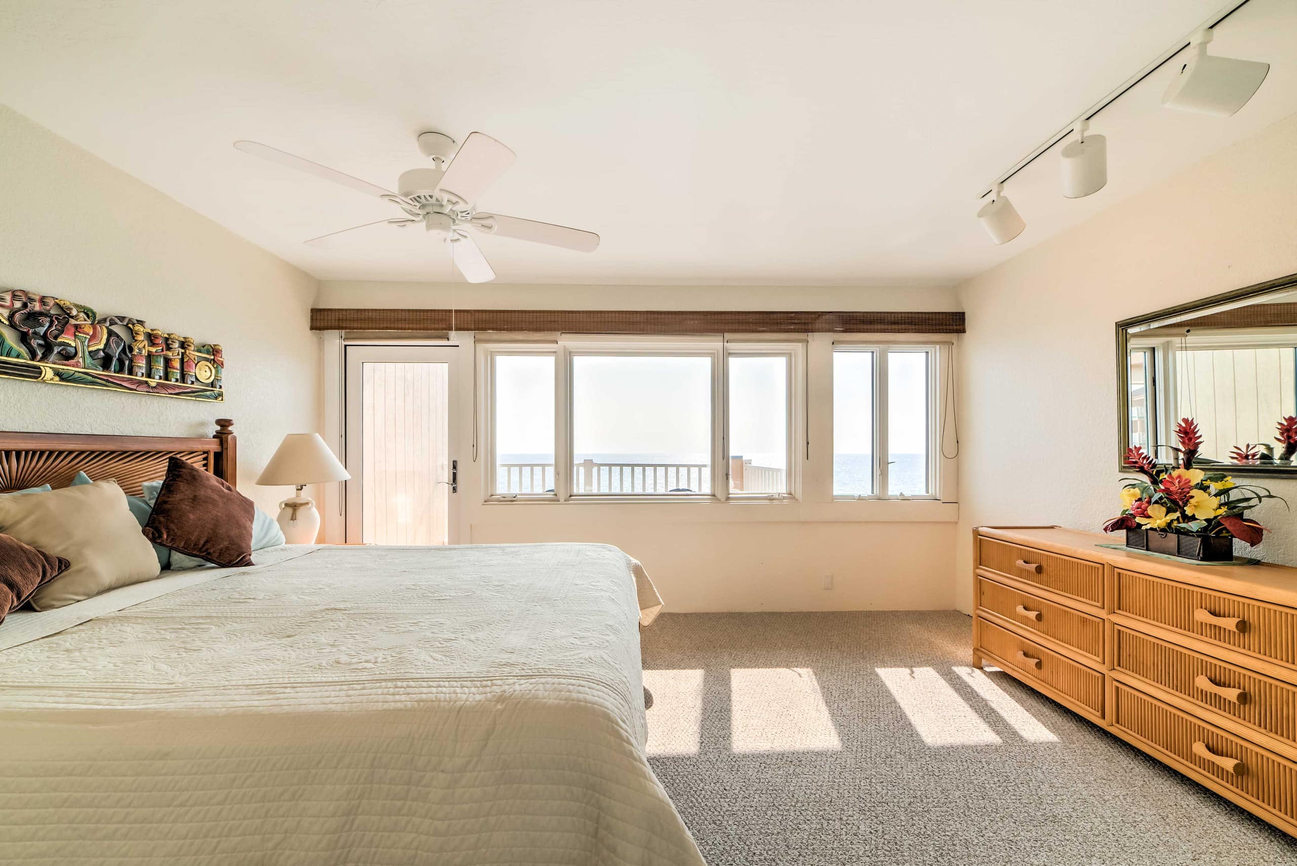 Townhouse in Kailua-Kona · ★4.37 · 2 bedrooms · 3 beds · 1.5 shared baths - Image 12