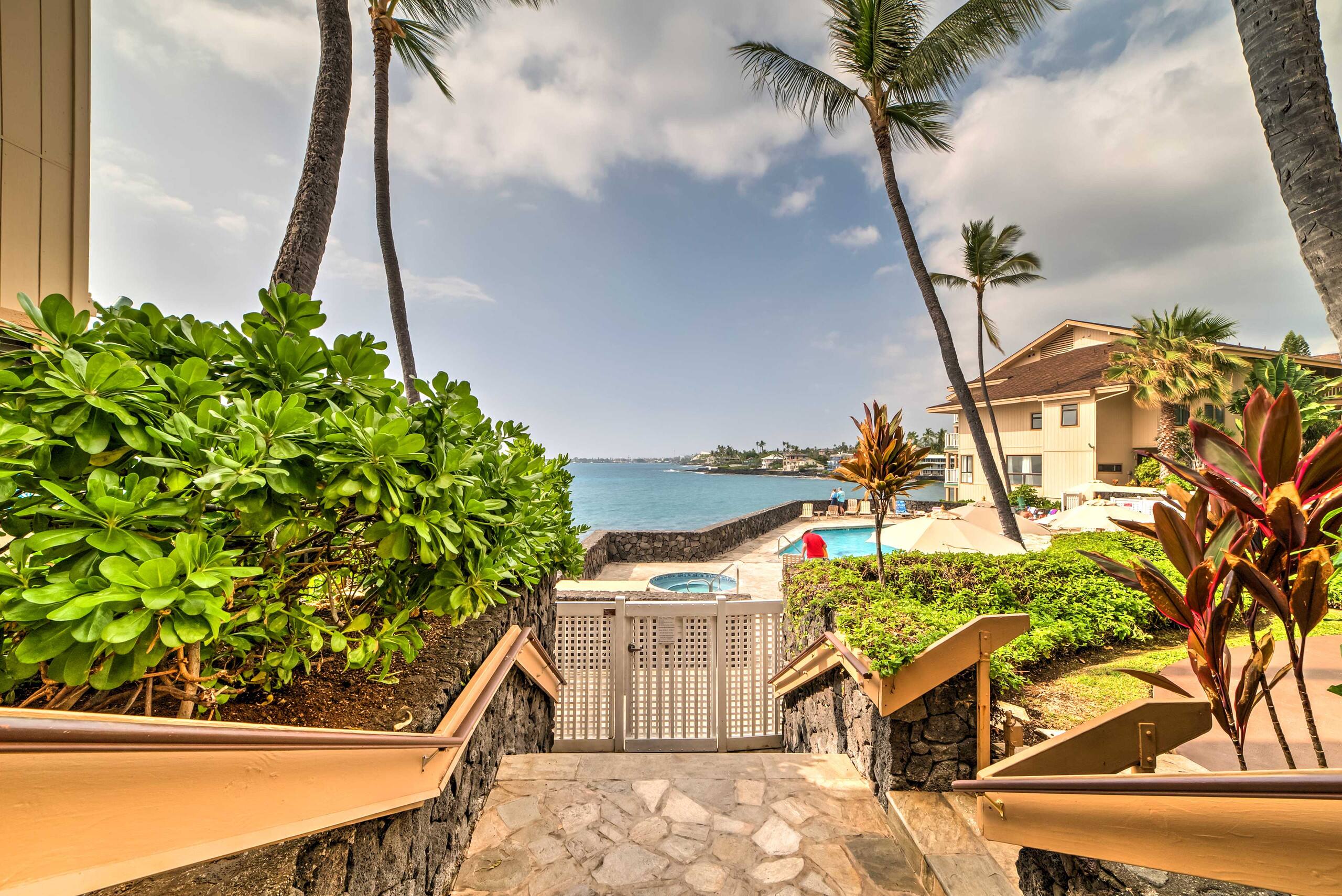 Townhouse in Kailua-Kona · ★4.37 · 2 bedrooms · 3 beds · 1.5 shared baths - Image 23
