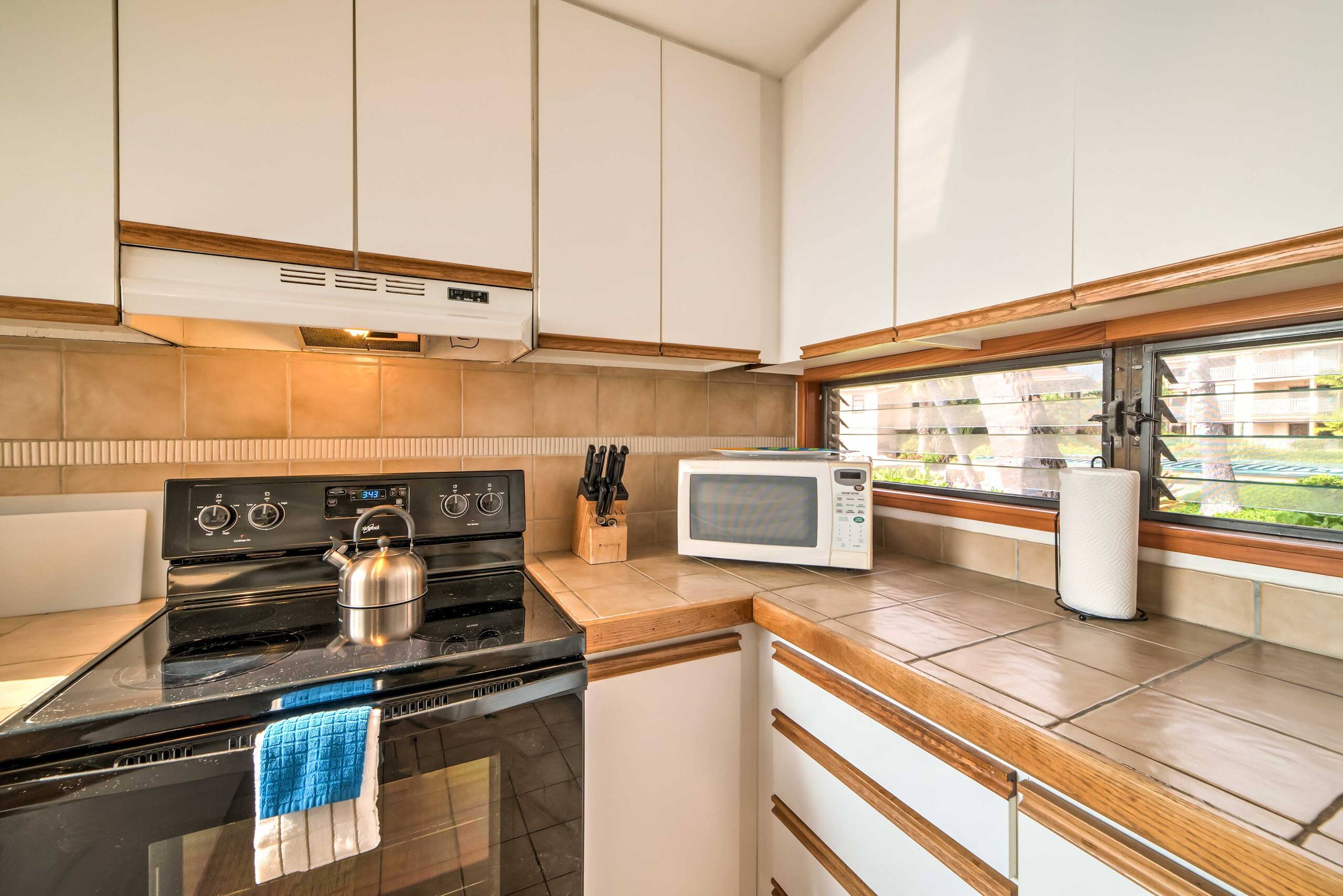 Townhouse in Kailua-Kona · ★4.37 · 2 bedrooms · 3 beds · 1.5 shared baths - Image 9