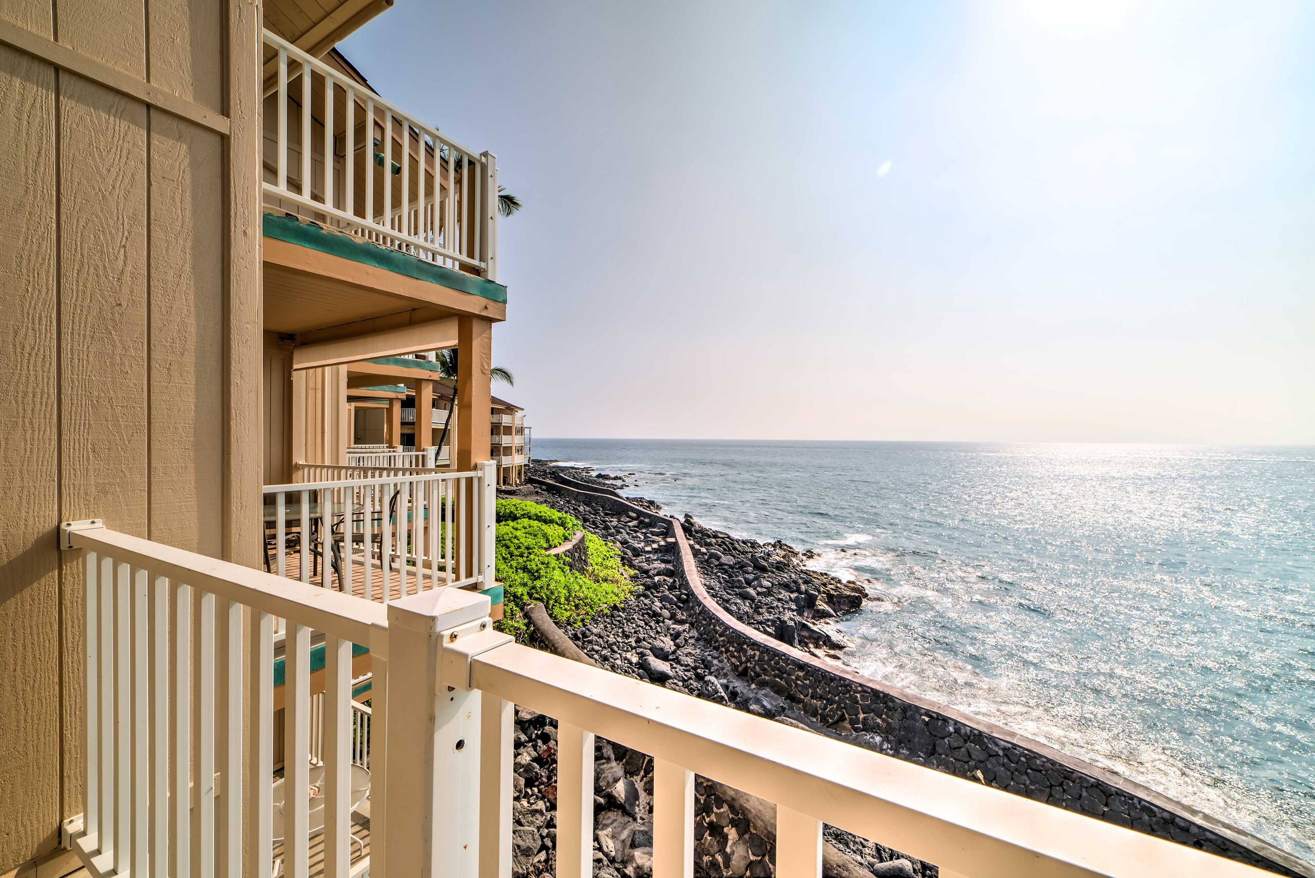 Townhouse in Kailua-Kona · ★4.37 · 2 bedrooms · 3 beds · 1.5 shared baths - Image 19