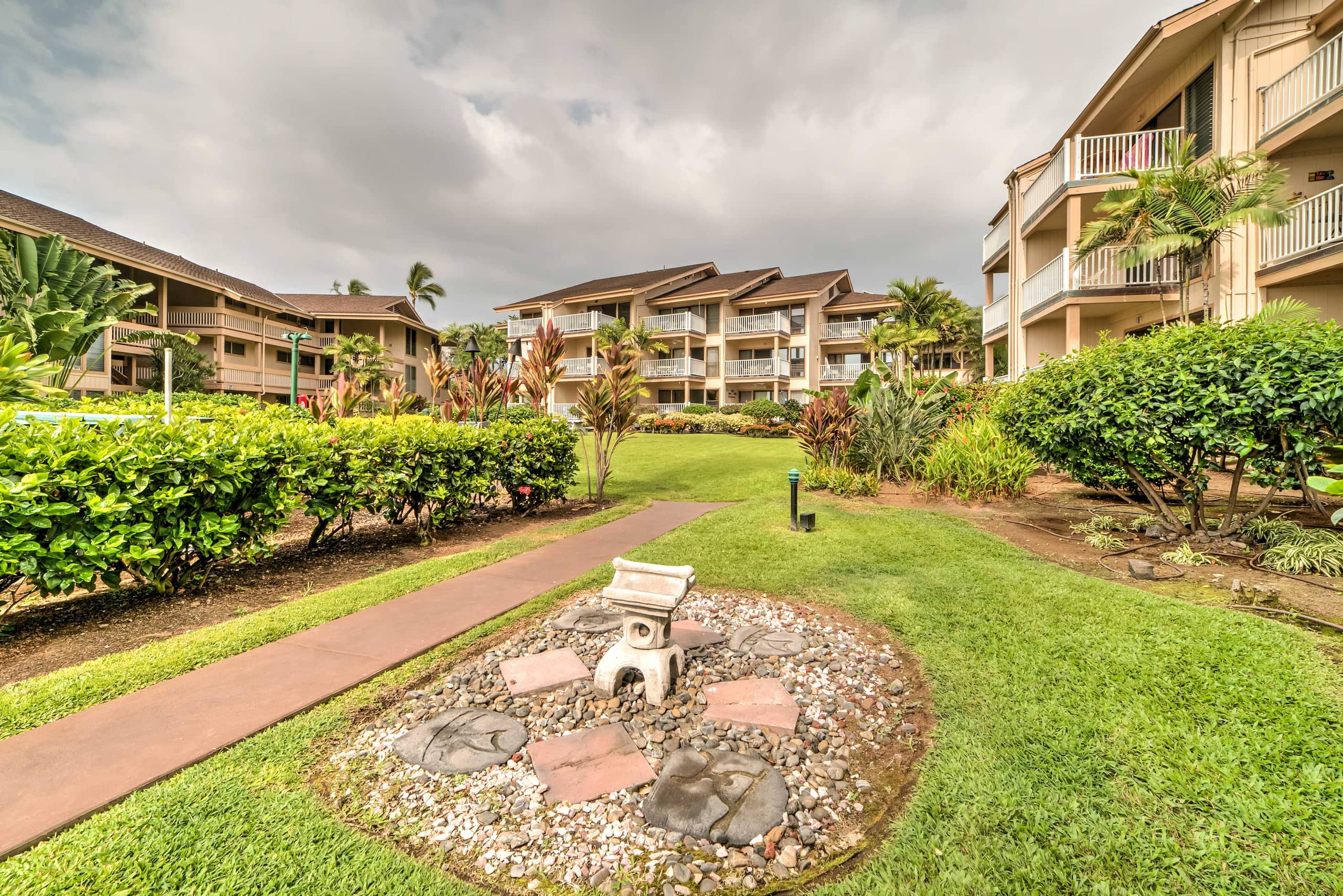 Townhouse in Kailua-Kona · ★4.37 · 2 bedrooms · 3 beds · 1.5 shared baths - Image 20