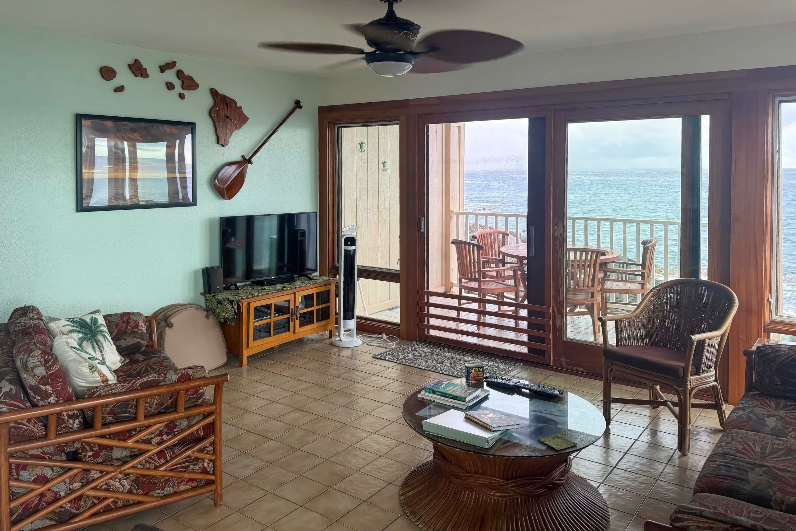Townhouse in Kailua-Kona · ★4.37 · 2 bedrooms · 3 beds · 1.5 shared baths - Image 3