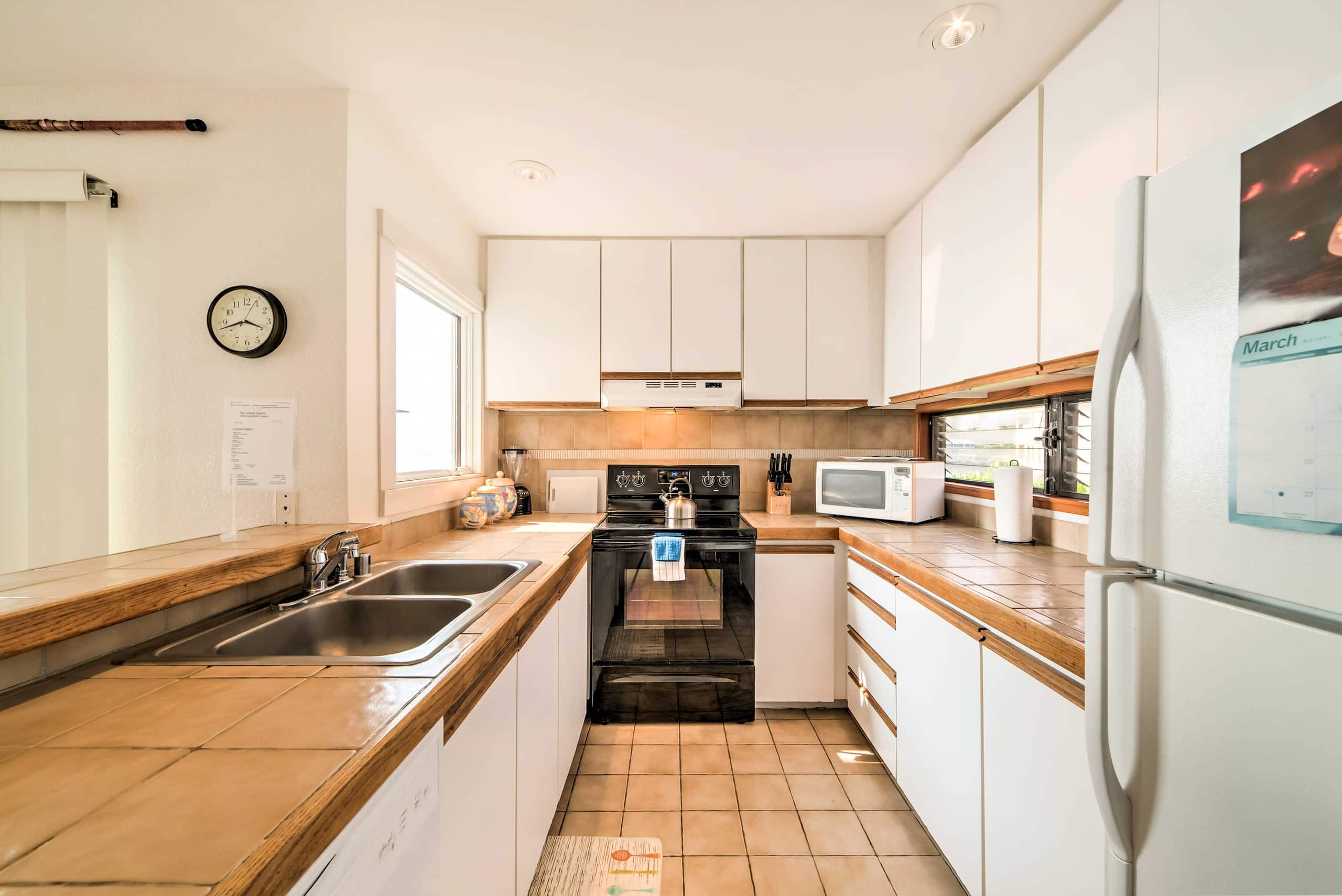 Townhouse in Kailua-Kona · ★4.37 · 2 bedrooms · 3 beds · 1.5 shared baths - Image 8