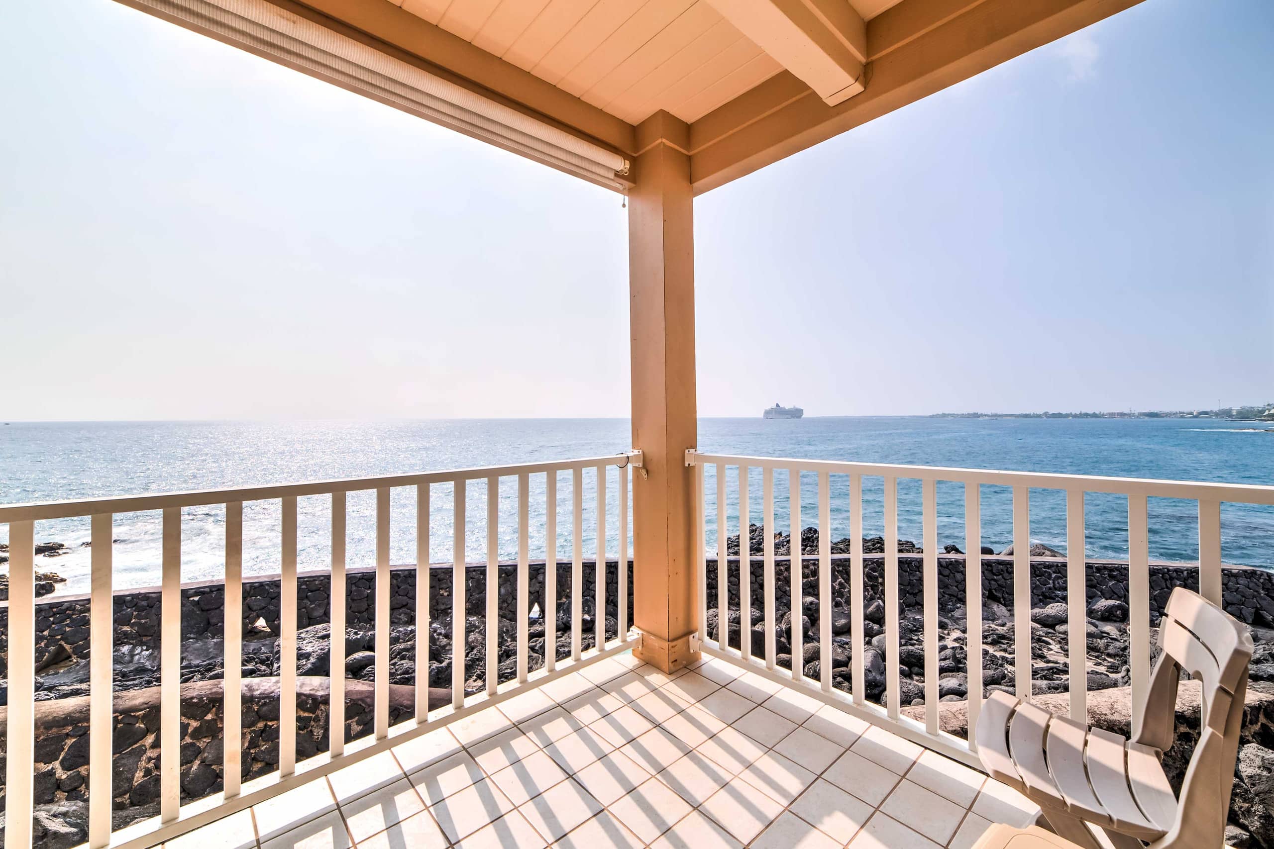 Townhouse in Kailua-Kona · ★4.37 · 2 bedrooms · 3 beds · 1.5 shared baths - Image 2
