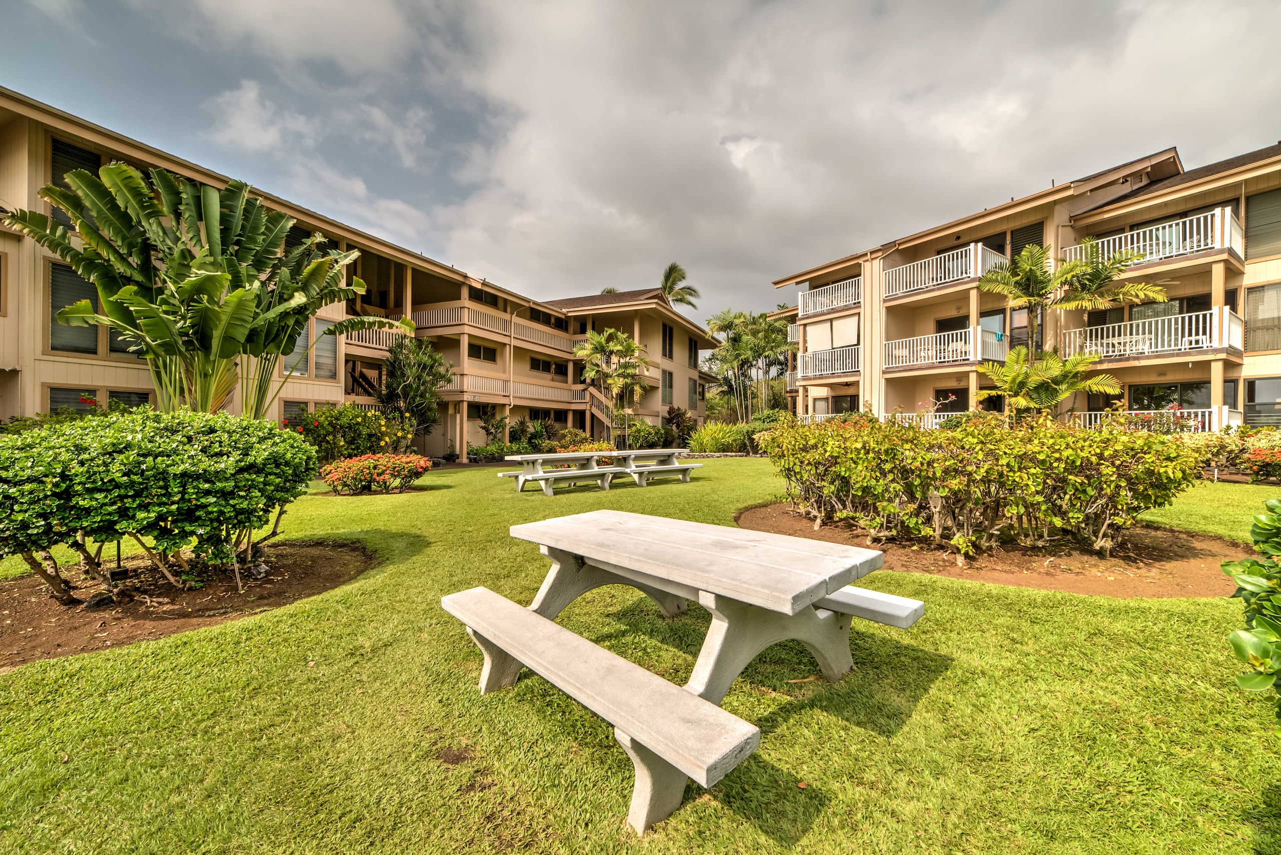 Townhouse in Kailua-Kona · ★4.37 · 2 bedrooms · 3 beds · 1.5 shared baths - Image 22
