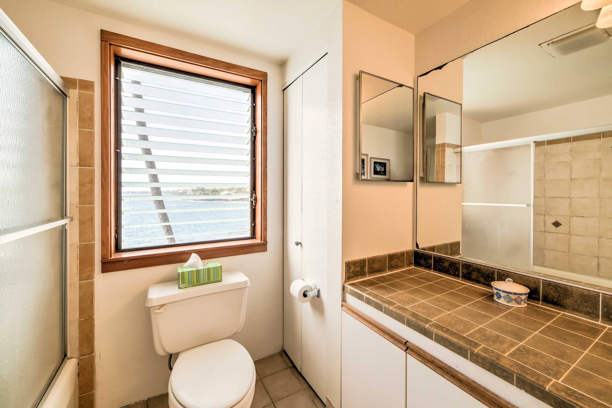 Townhouse in Kailua-Kona · ★4.37 · 2 bedrooms · 3 beds · 1.5 shared baths - Image 17