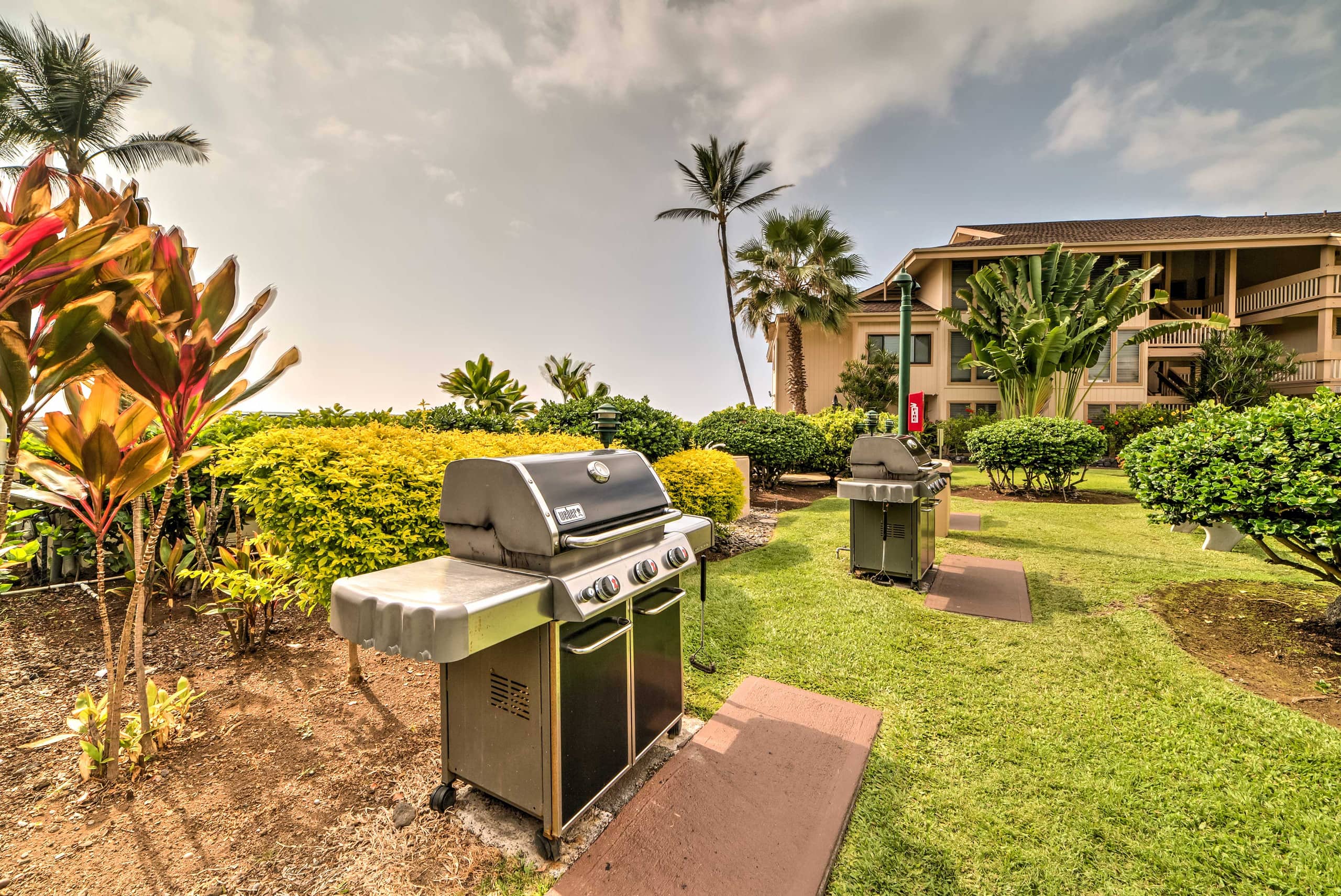Townhouse in Kailua-Kona · ★4.37 · 2 bedrooms · 3 beds · 1.5 shared baths - Image 21
