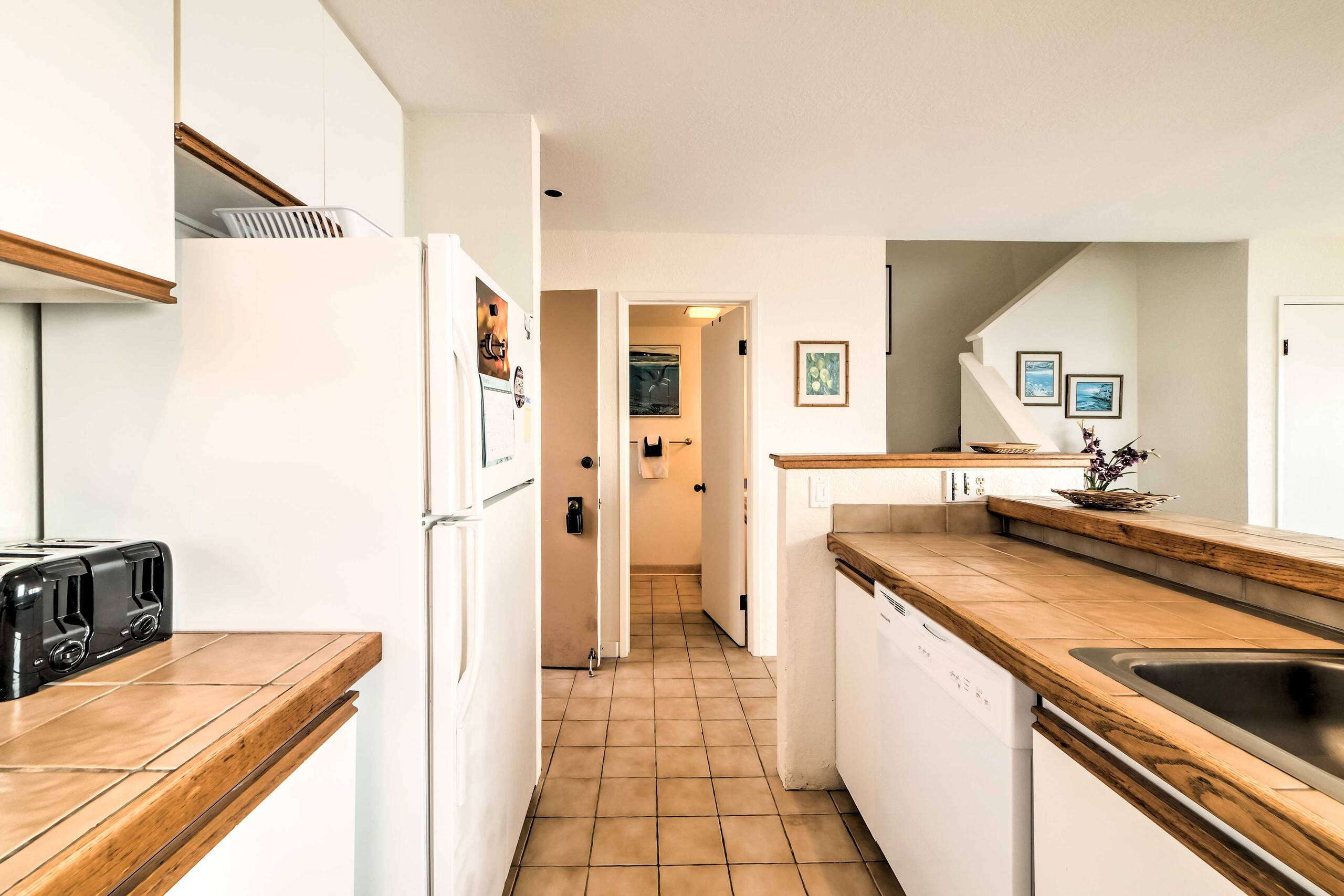 Townhouse in Kailua-Kona · ★4.37 · 2 bedrooms · 3 beds · 1.5 shared baths - Image 10