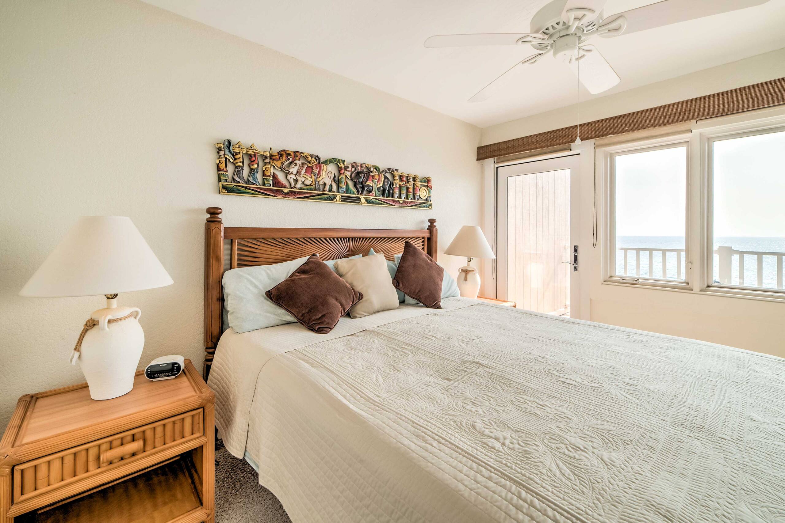 Townhouse in Kailua-Kona · ★4.37 · 2 bedrooms · 3 beds · 1.5 shared baths - Image 13