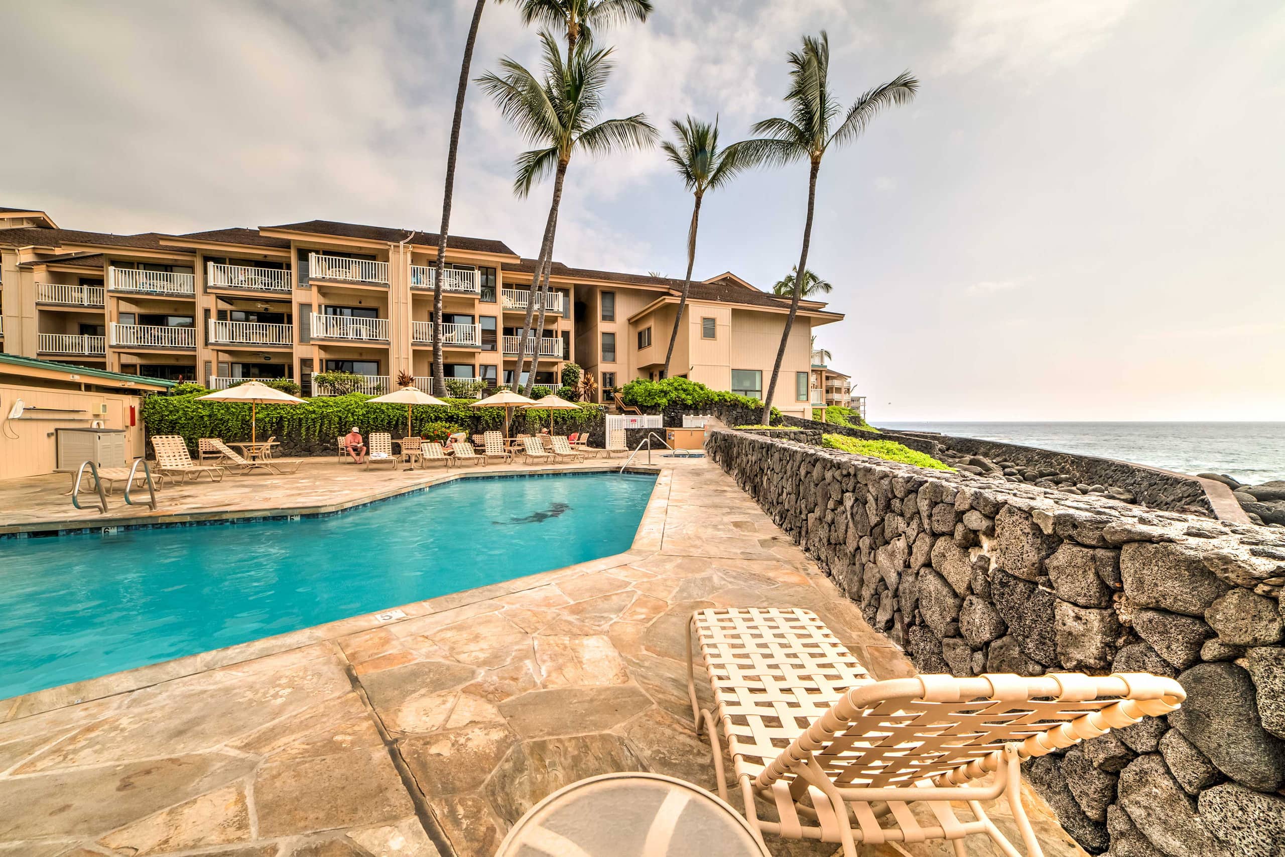 Townhouse in Kailua-Kona · ★4.37 · 2 bedrooms · 3 beds · 1.5 shared baths - Image 24