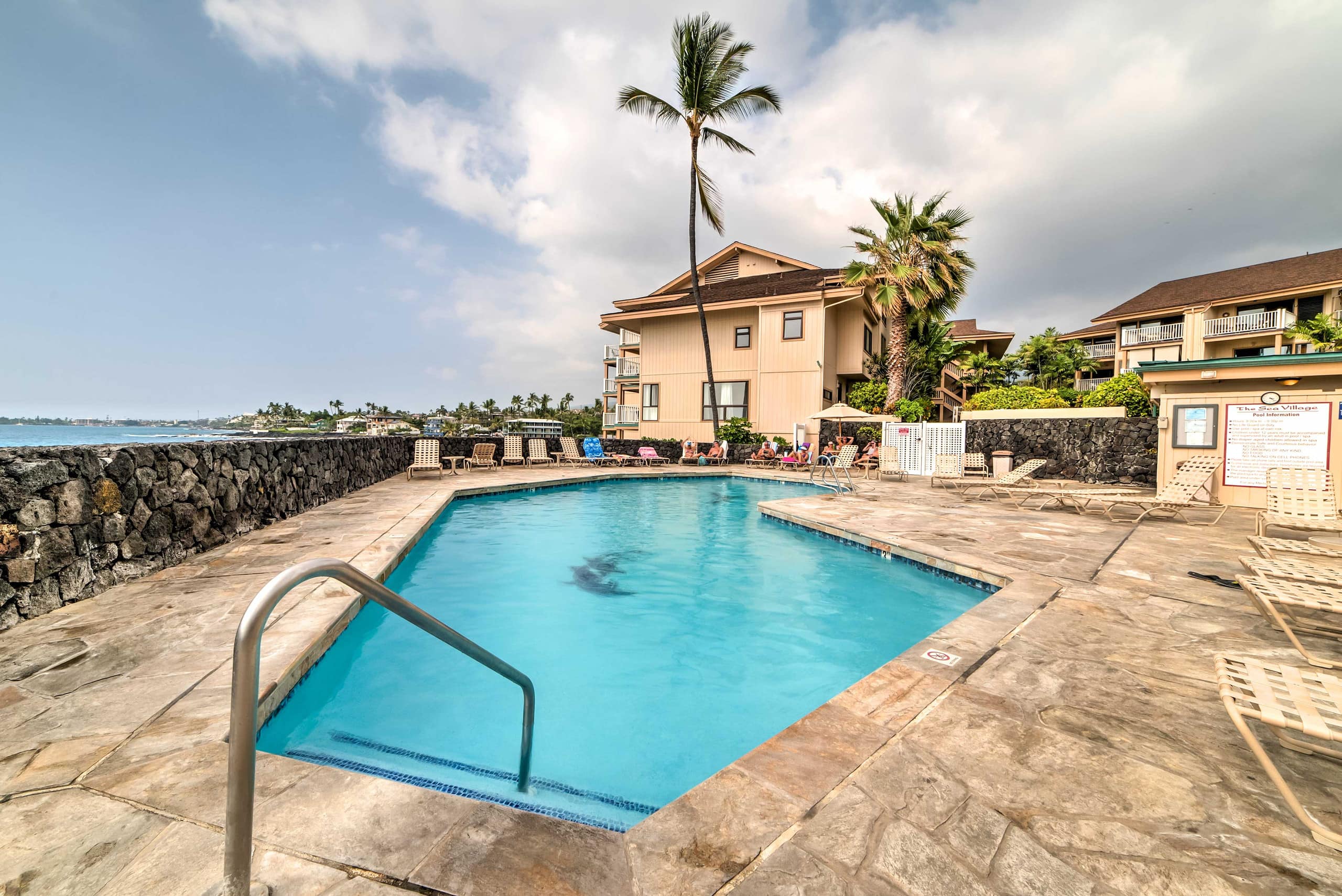 Townhouse in Kailua-Kona · ★4.37 · 2 bedrooms · 3 beds · 1.5 shared baths - Image 25