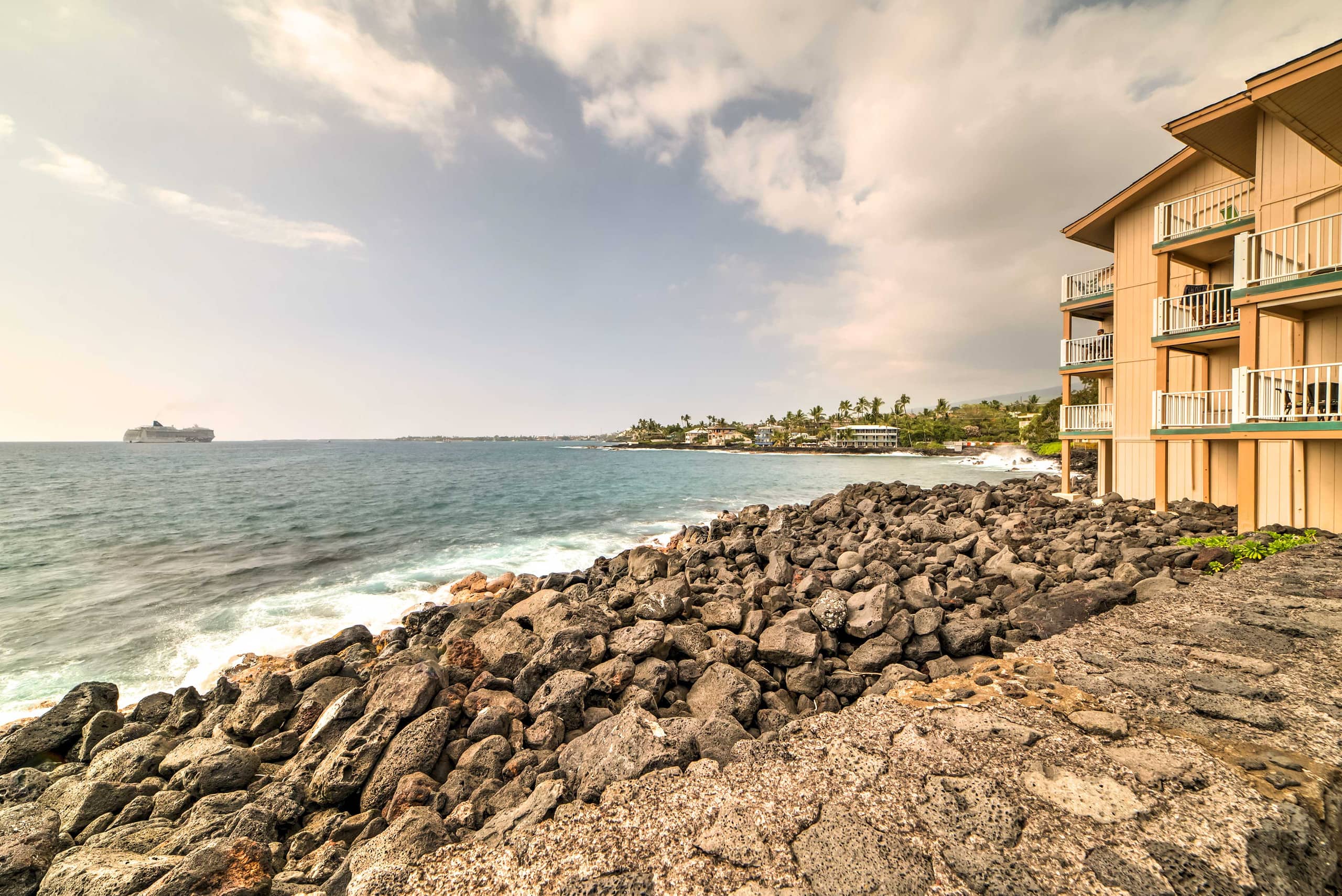 Townhouse in Kailua-Kona · ★4.37 · 2 bedrooms · 3 beds · 1.5 shared baths - Image 26