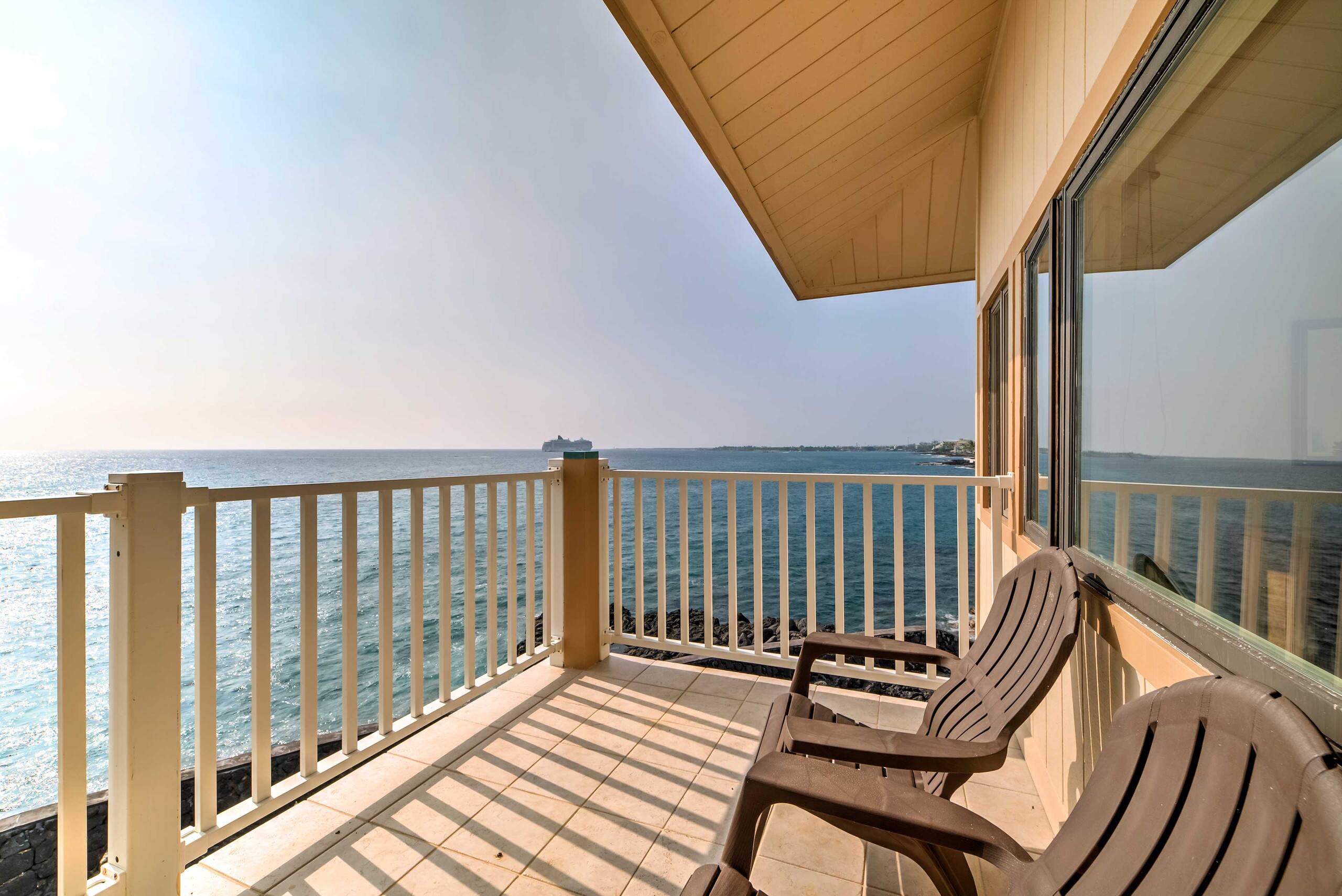 Townhouse in Kailua-Kona · ★4.37 · 2 bedrooms · 3 beds · 1.5 shared baths - Image 18