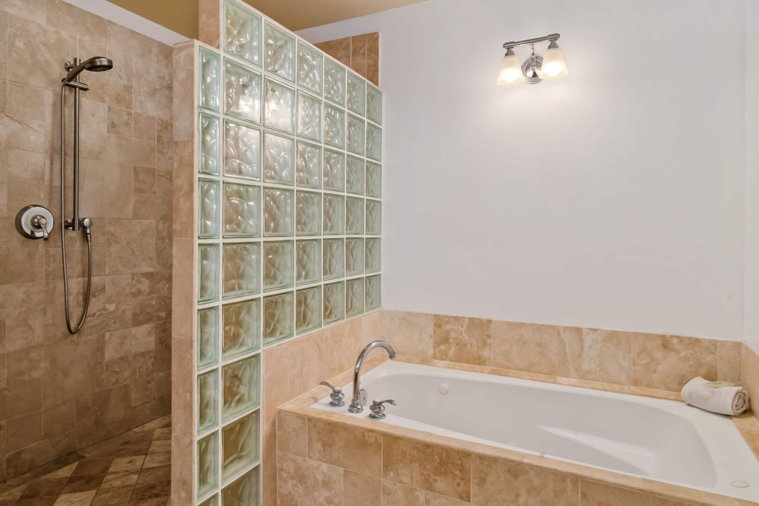 Townhouse in Koloa · ★4.86 · 4 bedrooms · 6 beds · 3 private baths - Image 12