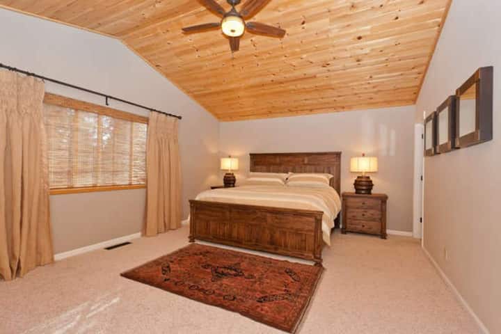 Голяма спалня на горния етаж с голямо двойно легло 