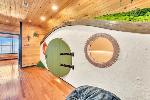 Rivers Ledge Cabin with breathtaking views, hot tu