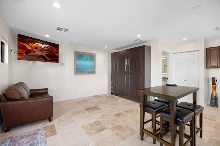 Apartmán Pool House s 55-palcovou televíziou LG poskytuje dostatok priestoru a súkromia. Matná posteľ umožňuje, aby to bol všestranný priestor vo dne aj v noci.