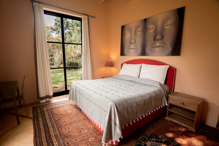 כניסה מימין לחדר השינה