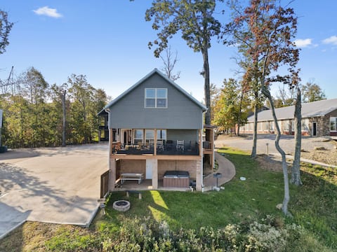Sunset Ridge cabin 21 miles from Chatt, TN! Indoor