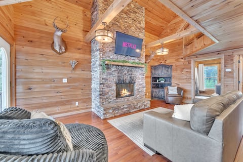 Tri-state Corner Cabin with a fire pit, hot tub, &
