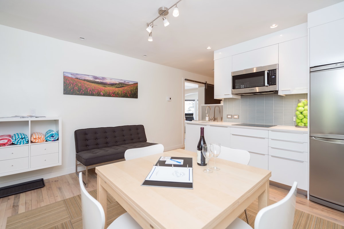 De keuken heeft een kleine eettafel voor 4 personen en een kleine loveseat bank.