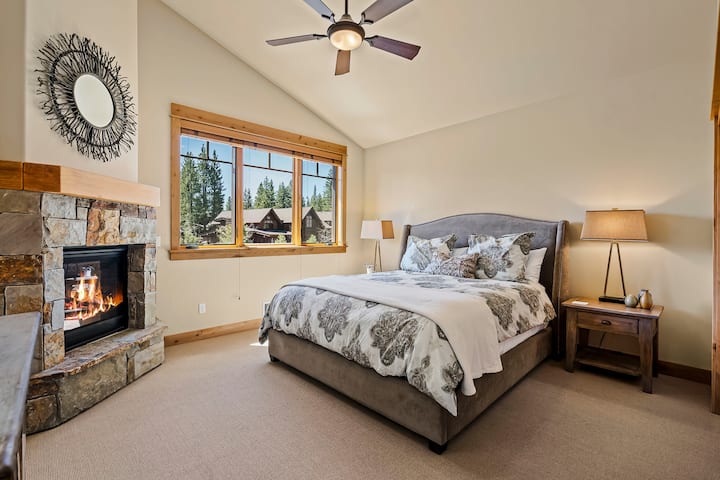 קומה ראשית: סוויטה ראשית עם מיטת קינג סייז ואח