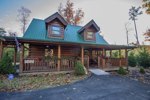 Spacious Cabin! Pool Access - MTN Views!